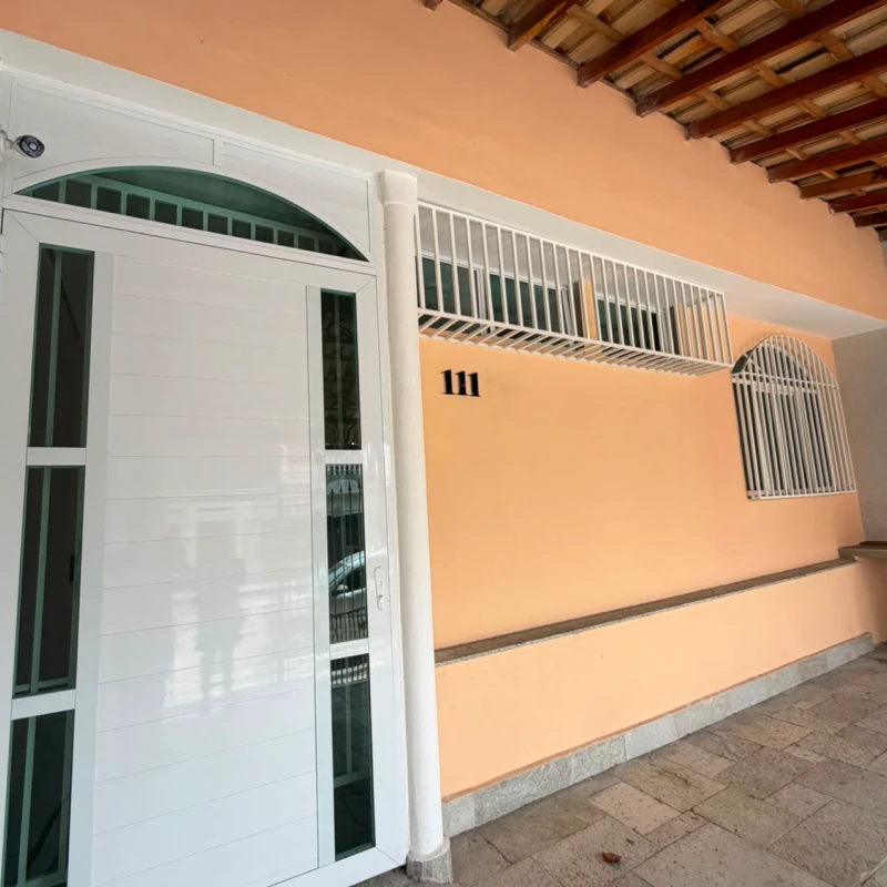 Fachada da casa do grupo
